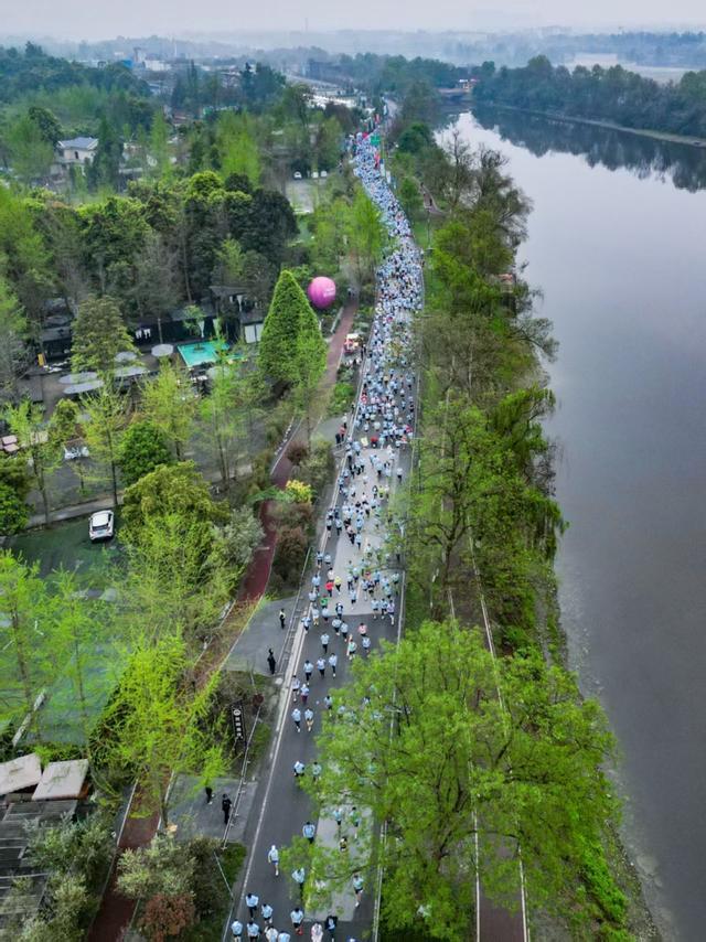 MK体育登录入口-成都：一场“小村跑”，一篇“大文章”